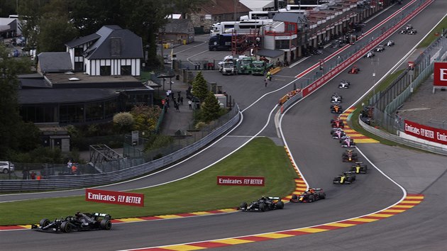 Momentka ze startu Velk ceny Belgie formule 1, v ele zvodu figuruje Brit Lewis Hamilton z Mercedesu.