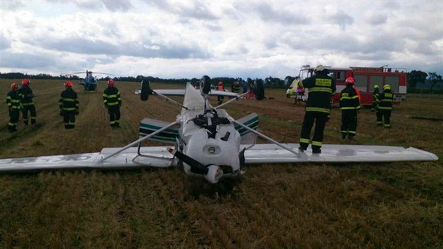 U Boitova na Blanensku se ztilo mal letadlo pot, co narazilo do veden vysokho napt. Dva lid uvnit stroje utrpli zrann. (31.8.2020)