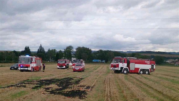 U Boitova na Blanensku se ztilo mal letadlo pot, co narazilo do veden vysokho napt. Dva lid uvnit stroje utrpli zrann. (31.8.2020)