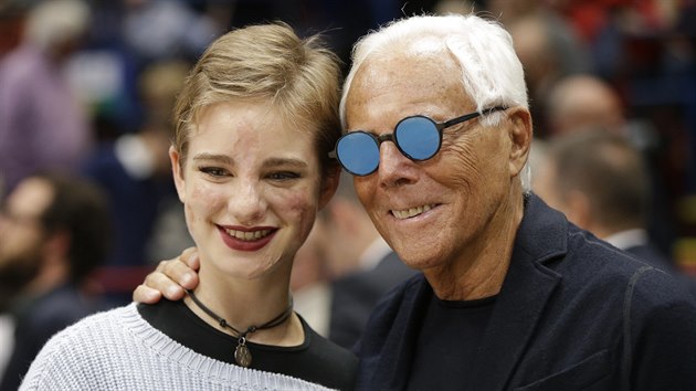 Giorgio Armani pozval na zápas svého basketbalového klubu Olimpia Milán paralympijskou vítězku Bebe Viovou.