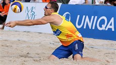 Ondřej Perušič zasahuje v poli ve finále mistrovství republiky v plážovém... Ondřej Perušič zasahuje v poli ve finále mistrovství republiky v plážovém...