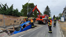 Hasiči vyprošťovali jeřábem auto v Libocké ulici v Praze 6. (30. srpna 2020) Hasiči vyprošťovali jeřábem auto v Libocké ulici v Praze 6. (30. srpna 2020)