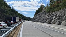 Modernizovaný úsek D1 mezi Mirošovicemi a Hvězdonicemi před zimní přestávku v... Modernizovaný úsek D1 mezi Mirošovicemi a Hvězdonicemi před zimní přestávku v...