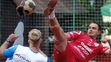 Karlovarský Jakub Medek (vpravo) v zápase s Modřicemi. Karlovarský Jakub Medek (vpravo) v zápase s Modřicemi.