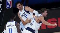 Boban Marjanovič (51) z Dallasu zadržuje svého naštvaného spoluhráče Luku... Boban Marjanovič (51) z Dallasu zadržuje svého naštvaného spoluhráče Luku...