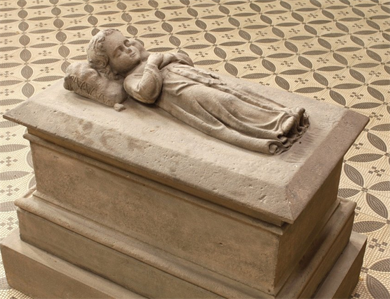 Hrob leí za pomníkem biskupa Thun-Hohensteina, vpravo od hlavní hbitovní...