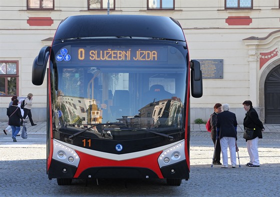 Nový parciální trolejbus v Jihlav. Tyto vozy jsou schopné ujet nkolik kilometr bez trolejí jen na baterii. Podle idi vak mají problémy.