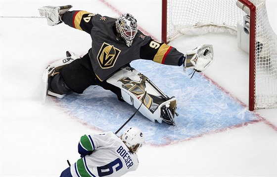 Branká Vegas Robin Lehner likviduje anci, do které se dostal Brock Boeser z...