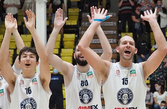 Díntí basketbalisté slaví výhru, zleva Karel Vlasák, Pael Grunt a Jakub...