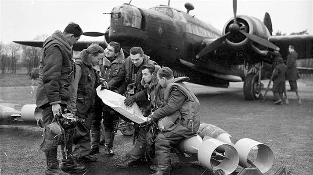 Předletová příprava osádky 311. perutě, zleva Sgt Karel Valach, Sgt Jan Plzák,... Předletová příprava osádky 311. perutě, zleva Sgt Karel Valach, Sgt Jan Plzák,...