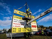 Odstraňování nelegálních billboardů v Radlické ulici, (7.09.2020)