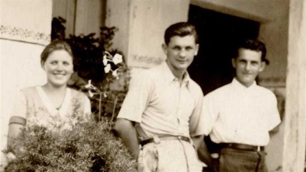 Josef Jak (vpravo) s bratrem Vildou a sestrou Mari na jedn z poslednch spolench fotografi