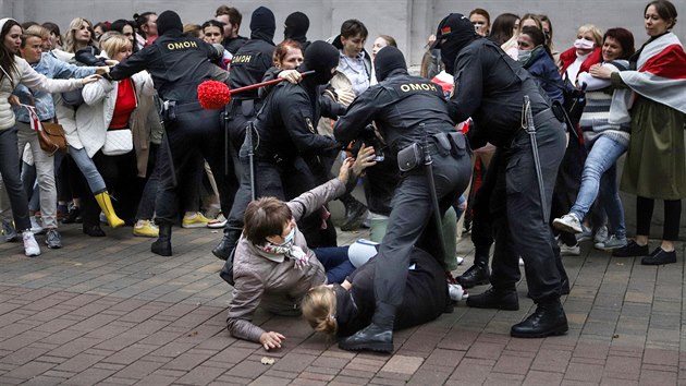 Policist zasahuj v Minsku proti astnkm demonstrace na podporu opozice. (8. z 2020)