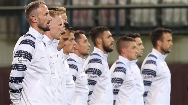 Český tým v čele s kapitánem Romanem Hubníkem těsně před zápasem Ligy národů proti Skotsku.