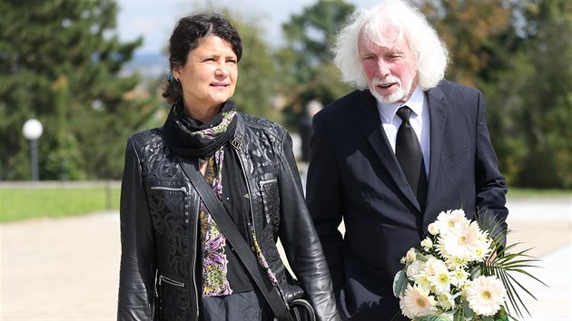 Mezi smutečními hosty na pohřbu divadelní režisérky Evy Tálské byli také rektor JAMU Petr Oslzlý a zpěvačka Iva Bittová.