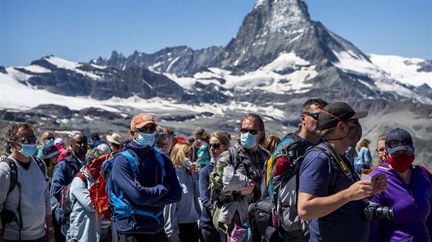 Návštěvníci lyžarského centra Zermatt s výhledem na majestátní Matterhorn. Návštěvníci lyžarského centra Zermatt s výhledem na majestátní Matterhorn.