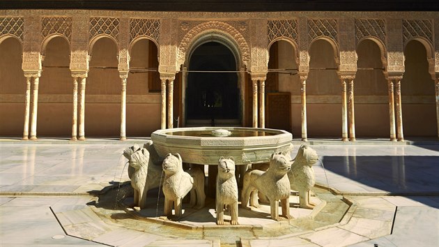Lv fontna v Alhambe podpran dvancti lvy ukazovala as, kadou hodinu tekla voda z jinho lva.