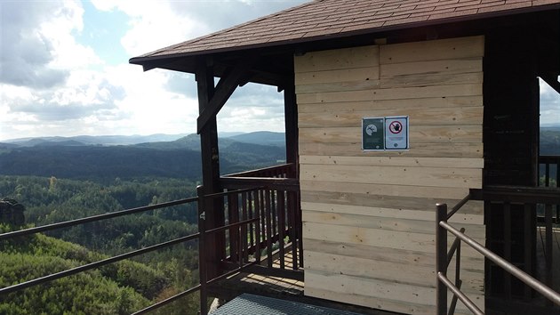 Kvůli uhnilým nosným trámům je současný altán na Mariině vyhlídce uzavřen od roku 2018.