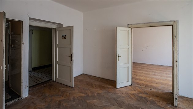 Jeden z byt ve vlastnictv msta Hradce Krlov ped rekonstrukc (12.8.2020).