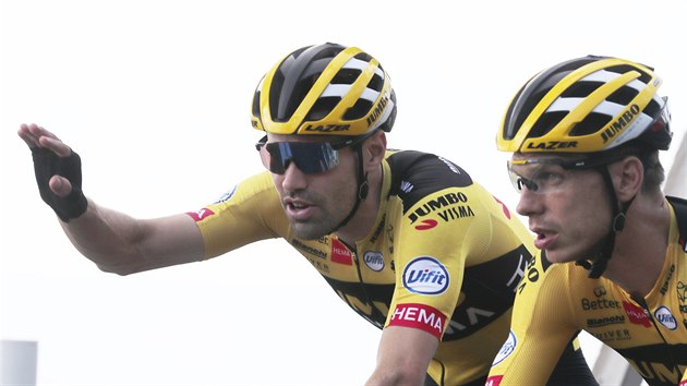 Tom Dumoulin (vlevo) a jeho tmov kolega Tony Martin na trninku ped startem Tour de France.