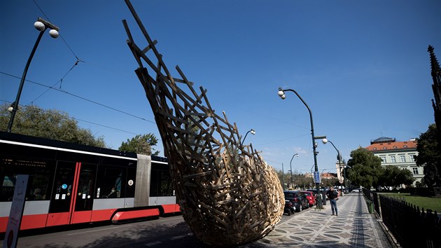 Dřevěná loď na Smetanově nábřeží. (3.9.2020)