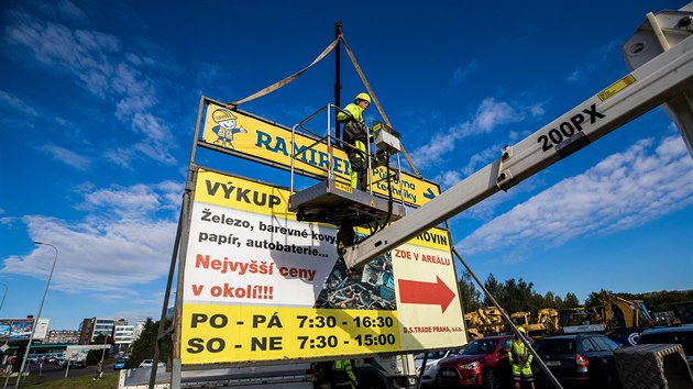 Odstraňování nelegálních billboardů v Radlické ulici, (7.09.2020)