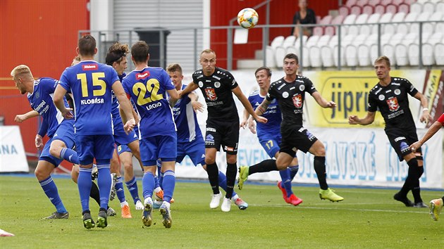 Pavel Dvořák (uprostřed) z Hradce Králové před bránou Jihlavy
