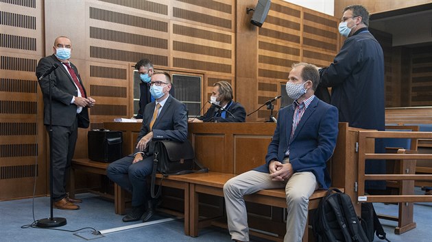 Krajsk soud v Hradci Krlov projednv tzv. krkonoskou kauzu. Na snmku vpedu zleva jsou obalovan Ludk Khol, Bronislav Va a Petr Hynek (7. 9. 2020).