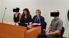 Obžalovaní rodiče u soudu. Obžalovaní rodiče u soudu.
