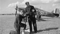 Na základně 312. československé stíhací perutě RAF krátce po jejím zařazení do... Na základně 312. československé stíhací perutě RAF krátce po jejím zařazení do...