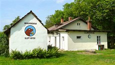Minipivovar Slepý krtek sídlí v budov bývalého nádraí Ujkovice.