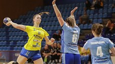 Zlínská házenkářka Karolína Ševčíková střílí v utkání proti Olomouci. Zlínská házenkářka Karolína Ševčíková střílí v utkání proti Olomouci.