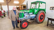 Josef Netopil ukazuje v areálu družstva v Pravčicích historickou zemědělskou... Josef Netopil ukazuje v areálu družstva v Pravčicích historickou zemědělskou...