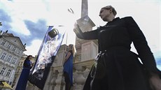 Umělkyně Darina Alster (vlevo) při happeningu a vztyčení praporu nebinární... Umělkyně Darina Alster (vlevo) při happeningu a vztyčení praporu nebinární...
