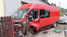V Broumovské ulici v Náchodě bouralo osobní auto a dodávka (7. 9. 2020). V Broumovské ulici v Náchodě bouralo osobní auto a dodávka (7. 9. 2020).