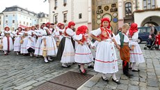 Tradice kroj se udruje i mezi nejmladí generací. Zde na námstí ped orlojem...