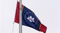 Návrh nové vlajky amerického státu Mississippi. Dřívější konfederační symbol má... Návrh nové vlajky amerického státu Mississippi. Dřívější konfederační symbol má...