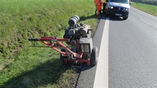 Seniorka za volantem osobního auta narazila frézy, se kterou na označeném místě... Seniorka za volantem osobního auta narazila frézy, se kterou na označeném místě...