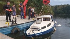Hydraulická ruka pontonu loď přizvedla a pak bylo možné kalovým čerpadlem... Hydraulická ruka pontonu loď přizvedla a pak bylo možné kalovým čerpadlem...