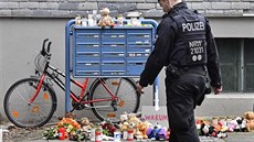 Lidé nosí plyšáky a svíčky k domu, ve kterém matka zabila svých pět dětí. (4.... Lidé nosí plyšáky a svíčky k domu, ve kterém matka zabila svých pět dětí. (4....
