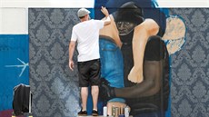 Streetartový umělec Lionel Stanhope vytváří nástěnnou malbu podle snímku... Streetartový umělec Lionel Stanhope vytváří nástěnnou malbu podle snímku...