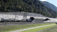 Nákladní vlak vjídjící do Gotthardského tunelu, který je rovn souástí...