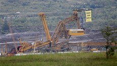 Osm aktivistů vystoupilo ráno 2. září na 52 metrů vysoké v dole Vršany na... Osm aktivistů vystoupilo ráno 2. září na 52 metrů vysoké v dole Vršany na...