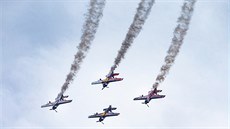 Akrobatická formace Flying Bulls při exhibici v Jaroměři (4.9.2020). Akrobatická formace Flying Bulls při exhibici v Jaroměři (4.9.2020).