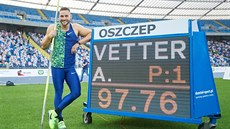 Německý oštěpař Johannes Vetter pózuje u tabule s hodnotou jeho výkonu. Německý oštěpař Johannes Vetter pózuje u tabule s hodnotou jeho výkonu.
