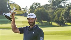 Americký golfista Dustin Johnson s trofejí pro vítěze. Americký golfista Dustin Johnson s trofejí pro vítěze.