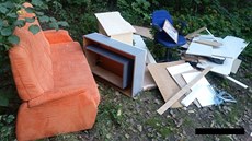 Na nezvyklý náklad mířící do lesa upozornil rybář. Na nezvyklý náklad mířící do lesa upozornil rybář.
