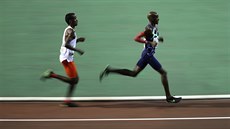 Mo Farah (vpravo) pi hodinovce v Bruselu