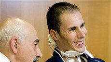 Pedro Horrillo (vpravo) už se usmívá, na cestě z nemocnice ho doprovází lékař... Pedro Horrillo (vpravo) už se usmívá, na cestě z nemocnice ho doprovází lékař...