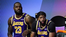 LeBron James (vlevo) a Anthony Davis z Los Angeles Lakers sledují z lavičky... LeBron James (vlevo) a Anthony Davis z Los Angeles Lakers sledují z lavičky...